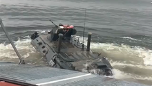 VIDEO: Xem xe bọc thép tối tân của Nga lao xuống biển, cưỡi sóng vào bờ