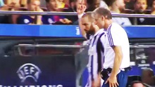 Higuain chĩa ngón tay thối vào fan Barca, đối mặt án phạt từ UEFA