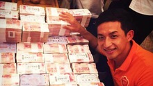 Cầu thủ Trung Quốc khoe 'núi tiền' thưởng 90 tỷ sau khi giúp CLB thăng hạng