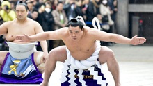'Tặng' chai bia vào đầu đàn em, huyền thoại Sumo Nhật Bản giải nghệ sớm