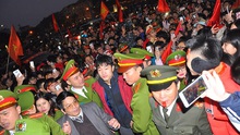 Người hâm mộ đổ ra đường chào đón Xuân Trường, Thành Chung về Tuyên Quang