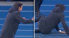 CHẾT CƯỜI: HLV Inzaghi trượt ngã vì ăn mừng quá phấn khích