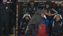 VIDEO: Mourinho vồ ếch trên sân, tìm cách chữa thẹn