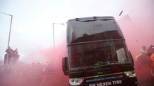 Xe bus Man City bị tấn công, Guardiola giận dữ, Klopp cúi đầu xin lỗi