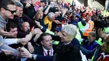 Arsene Wenger cúi đầu cảm ơn CĐV ở trận đấu cuối cùng với Arsenal