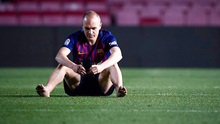Fan Barca đau lòng, khóc nghẹn trước hình ảnh Iniesta chân trần ngồi đến 1h sáng ở Camp Nou