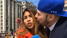 Fan sàm sỡ vòng 1, cưỡng hôn nữ phóng viên xinh đẹp tác nghiệp ở World Cup