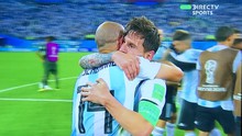 CHÙM ẢNH: Messi vui sướng để Rojo 'cõng', gục đầu vào vai Mascherano bật khóc