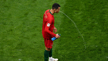 Tại sao cầu thủ ở World Cup lại nhổ nước uống?