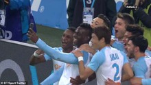 Balotelli ăn mừng cực dị: Giật điện thoại selfie ngay trên sân