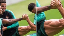 Ronaldo lại vén quần, khoe cơ đùi khủng khi trở lại ĐT Bồ Đào Nha