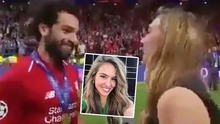 Mohamed Salah ngả người né tránh vì sợ nữ phóng viên xinh đẹp hôn