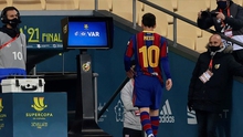 Messi bị đuổi vì đánh người thô bạo, nhận thẻ đỏ đầu tiên ở Barcelona