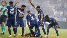 Cầu thủ Ligue 1 bất tỉnh trên sân đấu