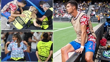Ronaldo tặng áo đấu cho nữ nhân viên bị sút bóng trúng đầu