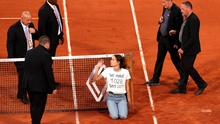 Cô gái tự trói mình vào lưới làm gián đoạn trận bán kết Roland Garros