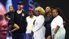 Serena đi giày nạm kim cương, con gái mặc đồng điệu ở US Open 2022