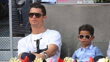 Cristiano Ronaldo gây sốc khi chào đón cặp song sinh nhờ đẻ thuê