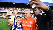 Jose Mourinho gây sốt khi ghi bàn, ăn thẻ và trổ tài bắt gôn trong trận đấu từ thiện