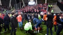 SỐC: Hàng rào sân ở Ligue 1 sụp đổ khiến 29 người bị thương