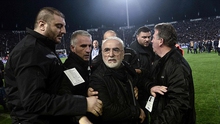 SỐC: Chủ tịch PAOK vác súng xuống sân 'nói chuyện' với trọng tài