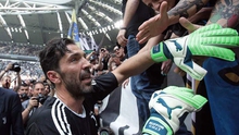Xúc động hình ảnh Gianluigi Buffon khóc nghẹn trong ngày chia tay Juventus