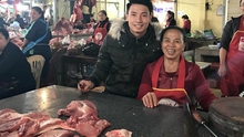 Trung vệ tuyển Việt Nam phụ mẹ bán thịt lợn ngày Tết