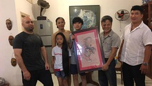 Võ sư Đoàn Bảo Châu được cao thủ Flores tặng tranh 'Mãnh Hổ'