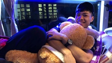 Công Phượng khiến fan nữ ghen tỵ với hình ảnh 'ôm gấu'