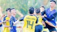 Bóng đá Việt Nam tối 27/4: Cầu thủ ‘hỗn chiến’ trước thềm giải hạng Nhì, Công Phượng ‘mất tích’