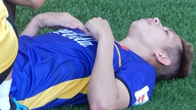 Xót xa trước cảnh tuyển thủ U23 Việt Nam bật khóc vì chấn thương