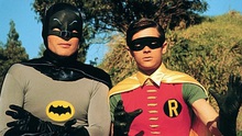 Adam West, người thổi hồn cho Batman cả cuộc đời, vừa ra đi