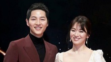 Song Joong Ki và Song Hye Kyo nhí nhảnh chụp ảnh ủng hộ người hát mừng trong lễ cưới mình