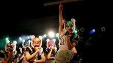 Ban nhạc nữ Nhật Bản ăn mặc gợi cảm, hát ca ngợi… tiền ảo