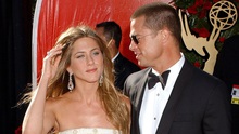 Jennifer Aniston đeo nhẫn đính hôn với Brad Pitt?