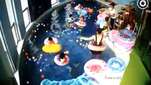 VIDEO: Kinh hoàng bé lật phao tròn, bị bỏ bê suýt chết đuối ngay giữa lớp bơi