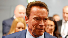 Đúng là ‘Kẻ hủy diệt’, Schwarzenegger không nao núng khi lĩnh trọn cú song phi từ kẻ lạ mặt