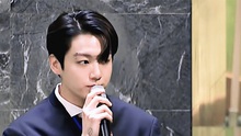 Jungkook BTS chuẩn nhân viên văn phòng nóng bỏng nhất quả đất