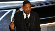 Vừa đánh Chris Rock, Will Smith khóc xin lỗi khi thắng giải Oscar Nam chính xuất sắc nhất