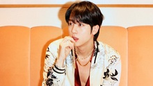 Jin BTS bất ngờ khoe ảnh phòng thu, bờ môi gây mê mẩn