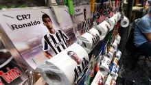 CĐV Napoli 'troll' Cristiano Ronaldo siêu dị bằng... giấy vệ sinh