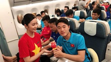 Quang Hải ăn mì tôm, tranh thủ 'cày phim' trên chuyên cơ của Vietnam Airline