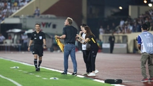 HLV U23 Thái Lan tranh cãi gay gắt với trọng tài vì đòi mặc áo hợp phong thủy