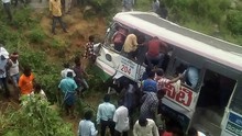 Xe buýt rơi xuống vực ở Ấn Độ khiến 13 người thiệt mạng