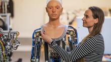 VIDEO: Buổi triển lãm tranh đầu tiên của cô họa sĩ robot xinh đẹp