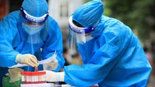 Gần 1.000 cán bộ y tế Bệnh viện Bạch Mai hỗ trợ Hà Nội xét nghiệm, tiêm chủng 'thần tốc'