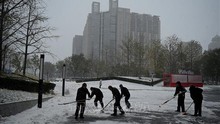 Tuyết rơi dày 10cm ở Bắc Kinh gây gián đoạn giao thông