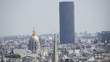 Pháp bắt giữ đối tượng leo lên tòa nhà Tour Montparnasse cao nhất Paris