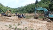 Vụ sạt lở Nhà máy Thủy điện Rào Trăng 3: Tìm thấy nhiều vật dụng cá nhân ở bãi bồi ngã ba Tam Dần