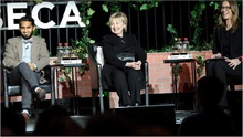 Bà Hilary Clinton bất ngờ tới LHP Tribeca xem phim vì... loài voi
